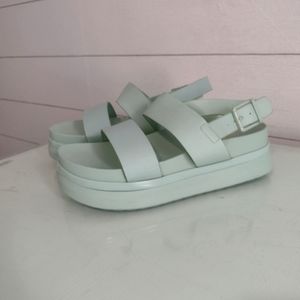 Absolutely gorgeous platform sandals